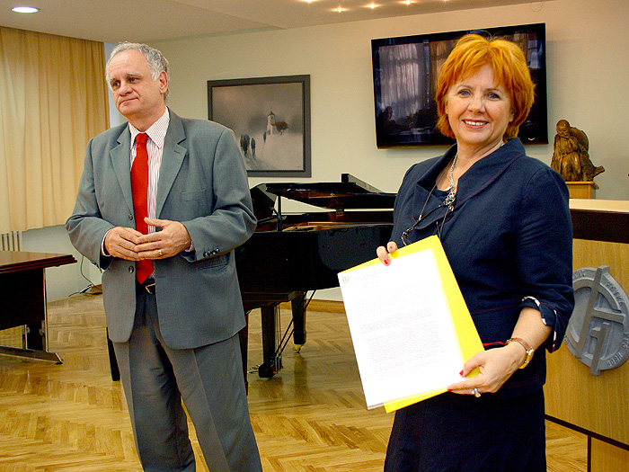 03112010_Jeges_dodela_pomoci_studentima_PMF%20ms