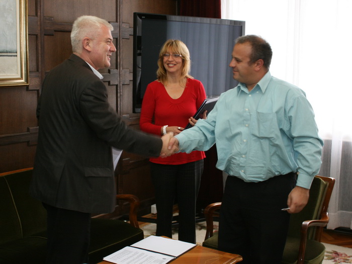 07112011_vasin_ugovori_suvenirnice_ms