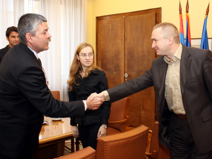 11112009_ambasador_ms