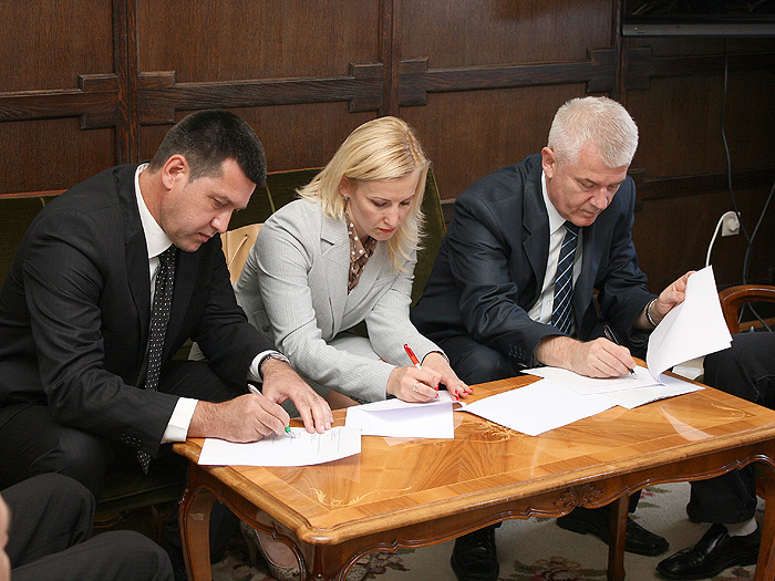 12072011_Vasin_potpisivanje_sertifikati%20ms