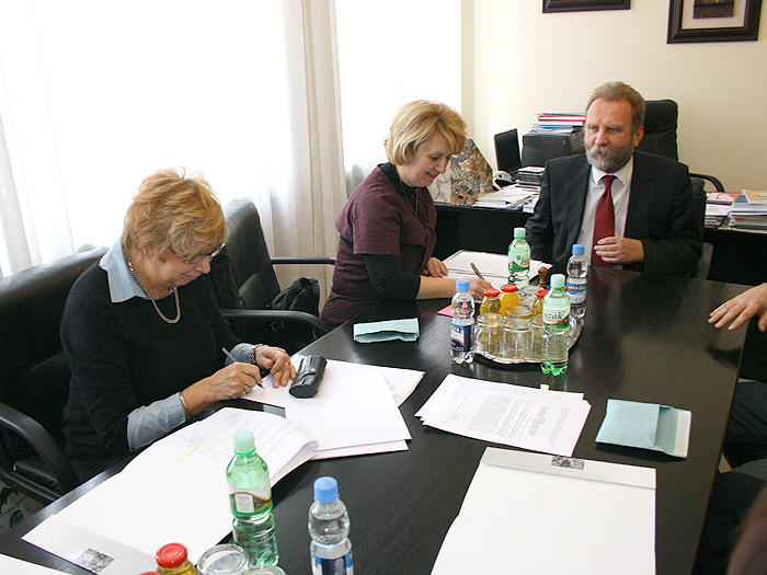 17122010_Strikovic_Potpisivanje_ugovora%20ms