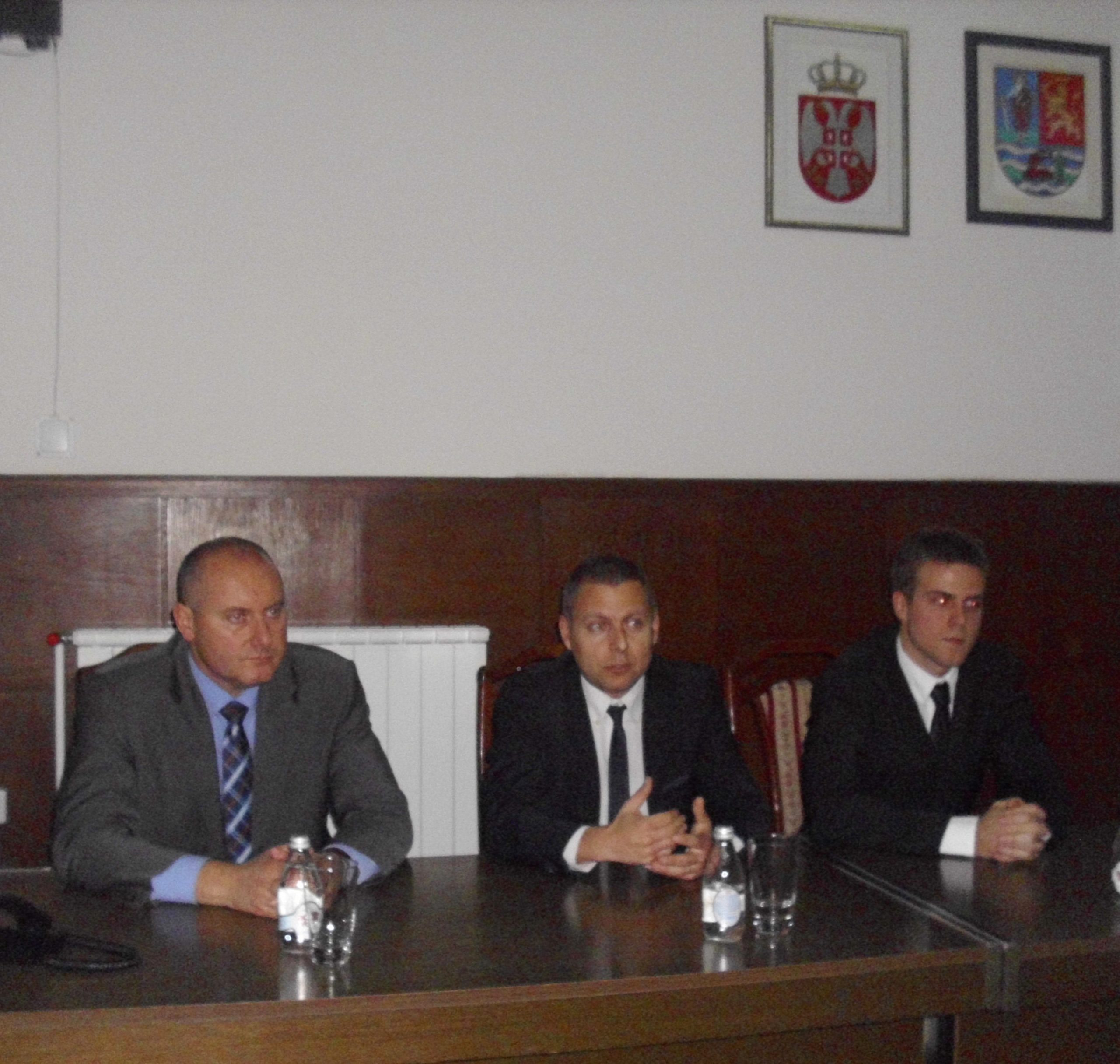 Миливој Вребалов са полазницима програма „Примењена дипломатија 2013/2014, Нови Сад“, у Скупштини АПВ
