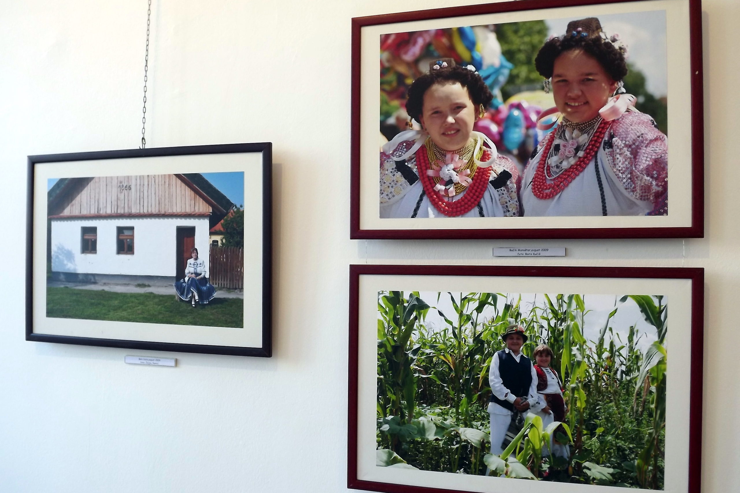 Отворена изложба фотографија ,,Жене на селу“ уочи 6. Сајма стваралаштва сеоских жена у Војводини