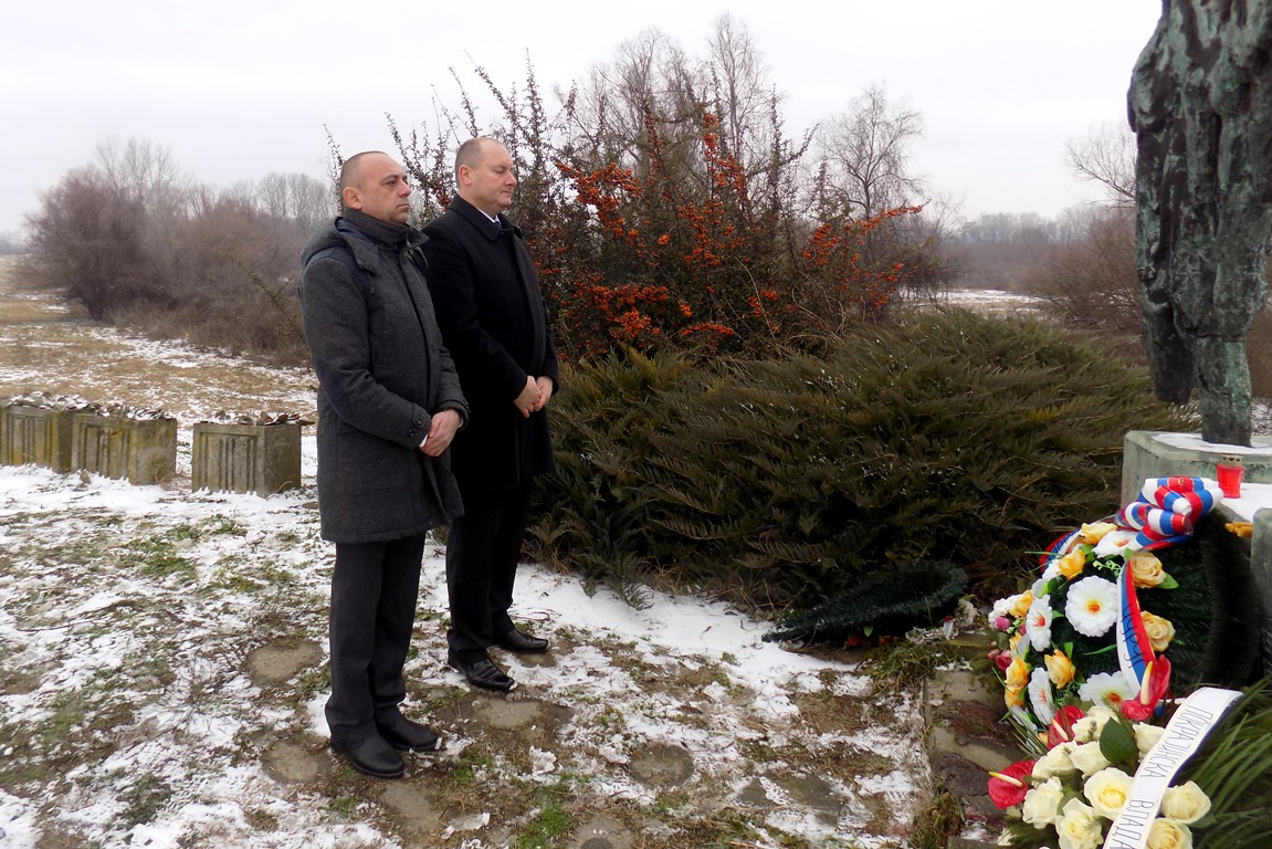 Делегација Скупштине Војводине положила венац на Споменик жртвама рације у Чуругу