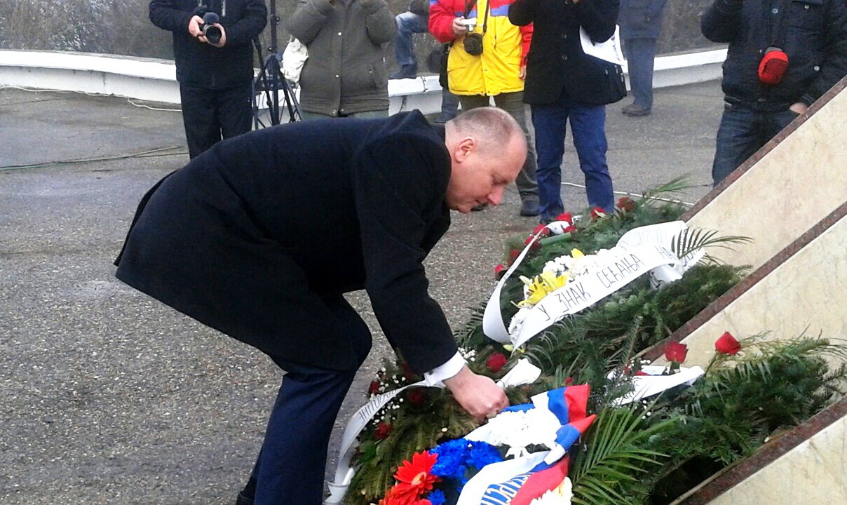 Потпредседник Вребалов положио венац на спомен обележје жртвама рације у Бечеју