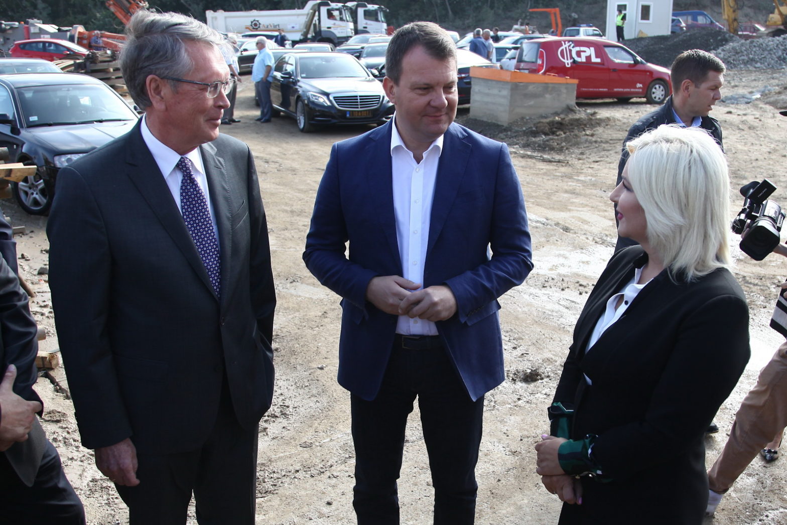 04092018_Mirovic i Mihajlovic, obilazak radova u Cortanovcima-01