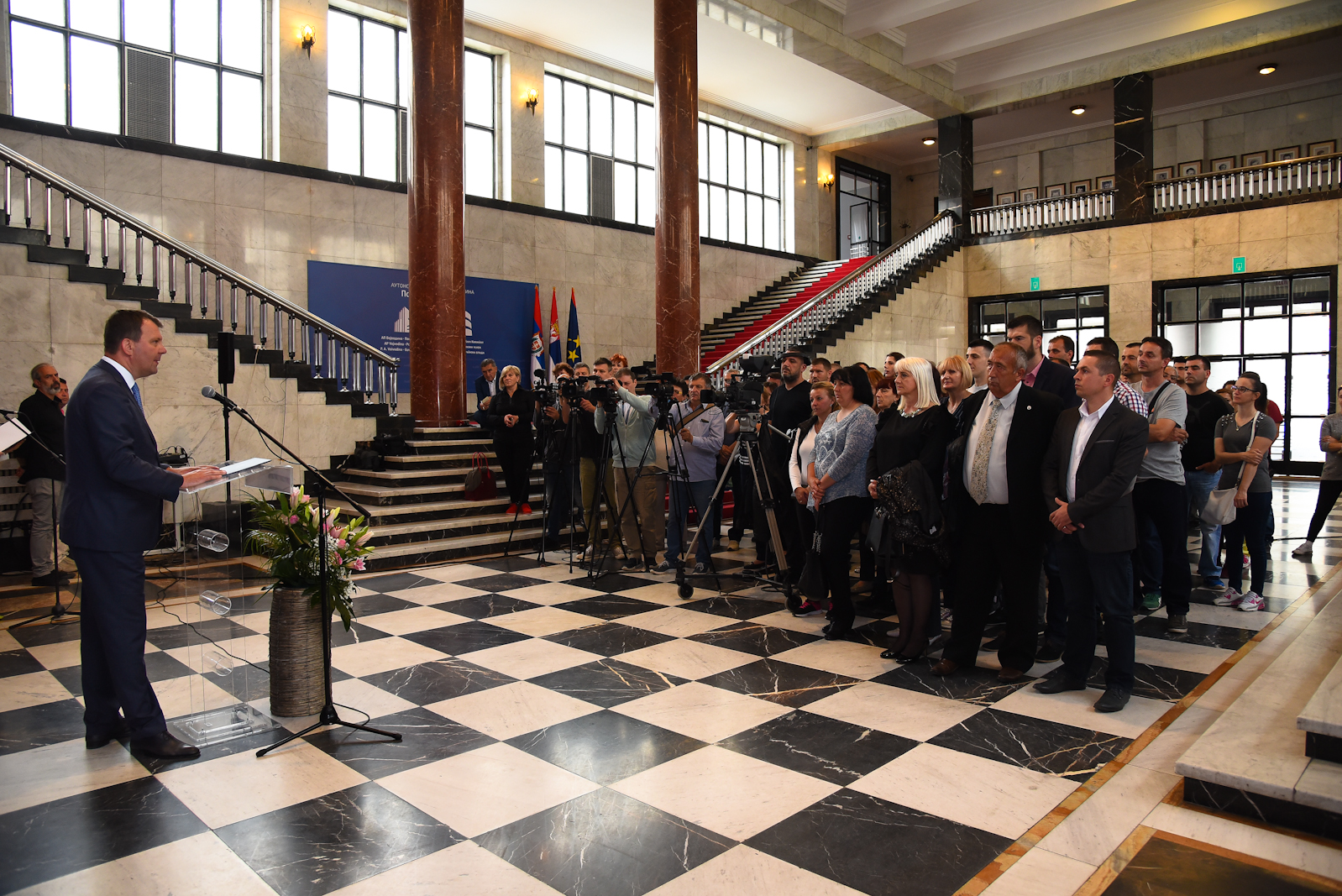 Uručenje ugovora za ekonomsko osnaživanje izbegličkih, prognaničkih i raseljeničkih porodica (6)