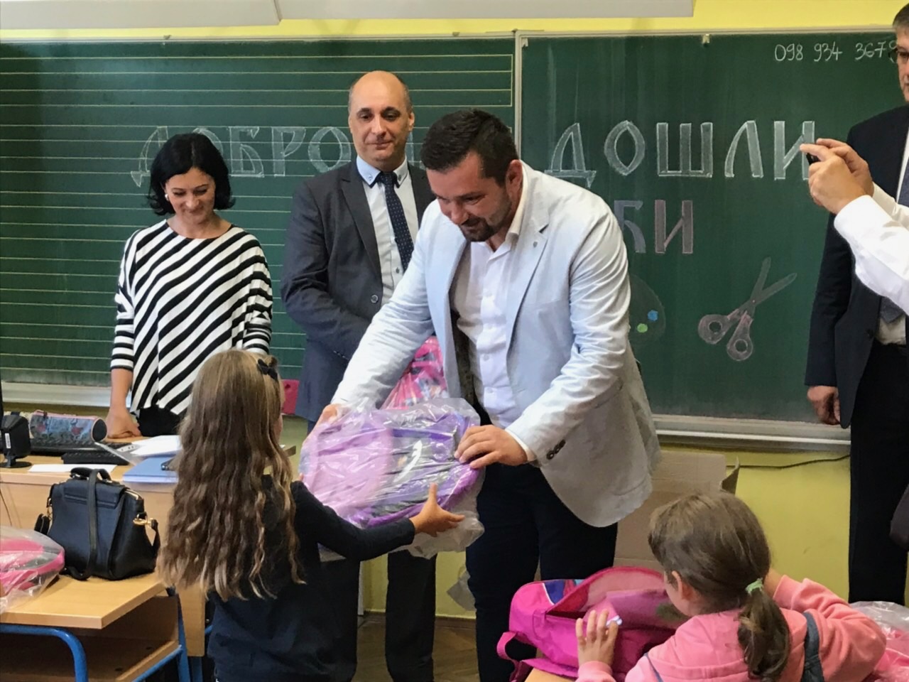 Ученицима из Вуковара традиционално донирани уџбеници