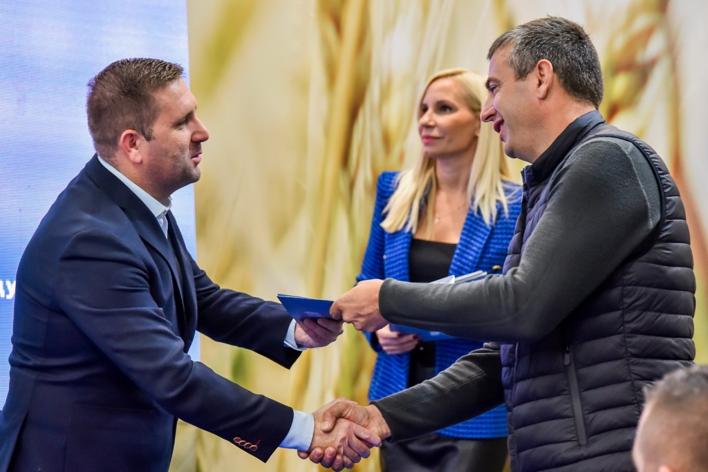 За обнову пољопривредне механизације додељено 100 милиона динара