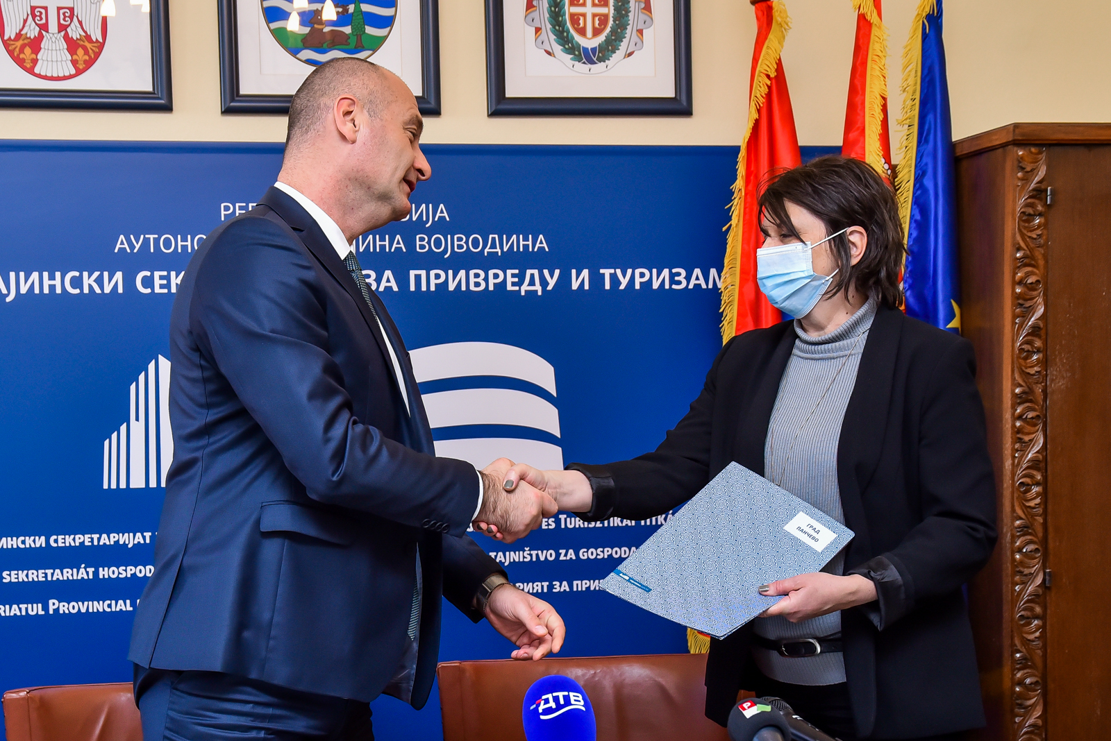 Уручени уговори вредни укупно 2,5 милиона за девет локалних социјално-економских савета