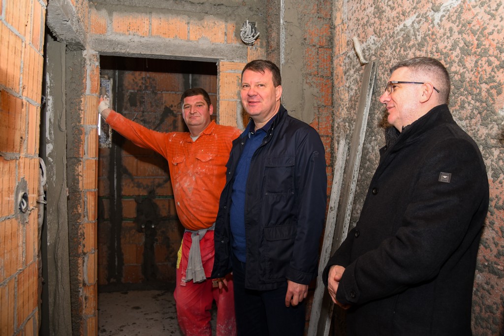 Мировић: На пролеће станови за 32 социјално угрожене породице у Бачу