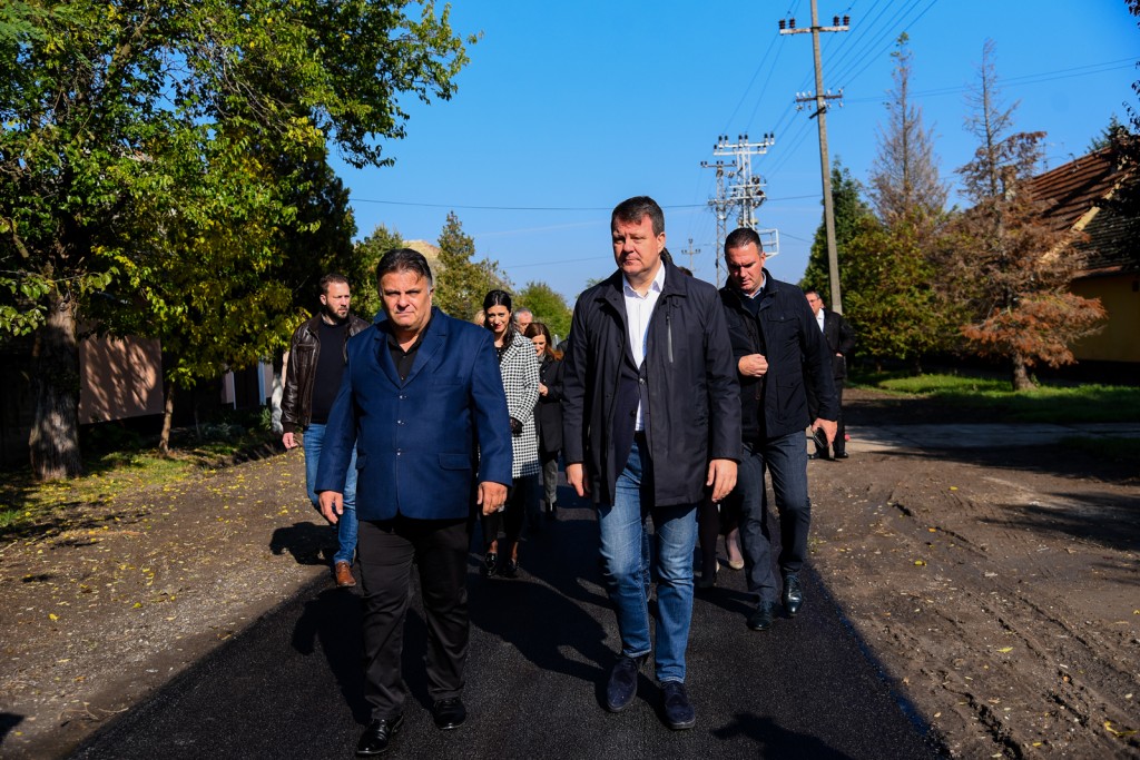 Мировић: У Војводини у току обимна реконструкција локалних путева
