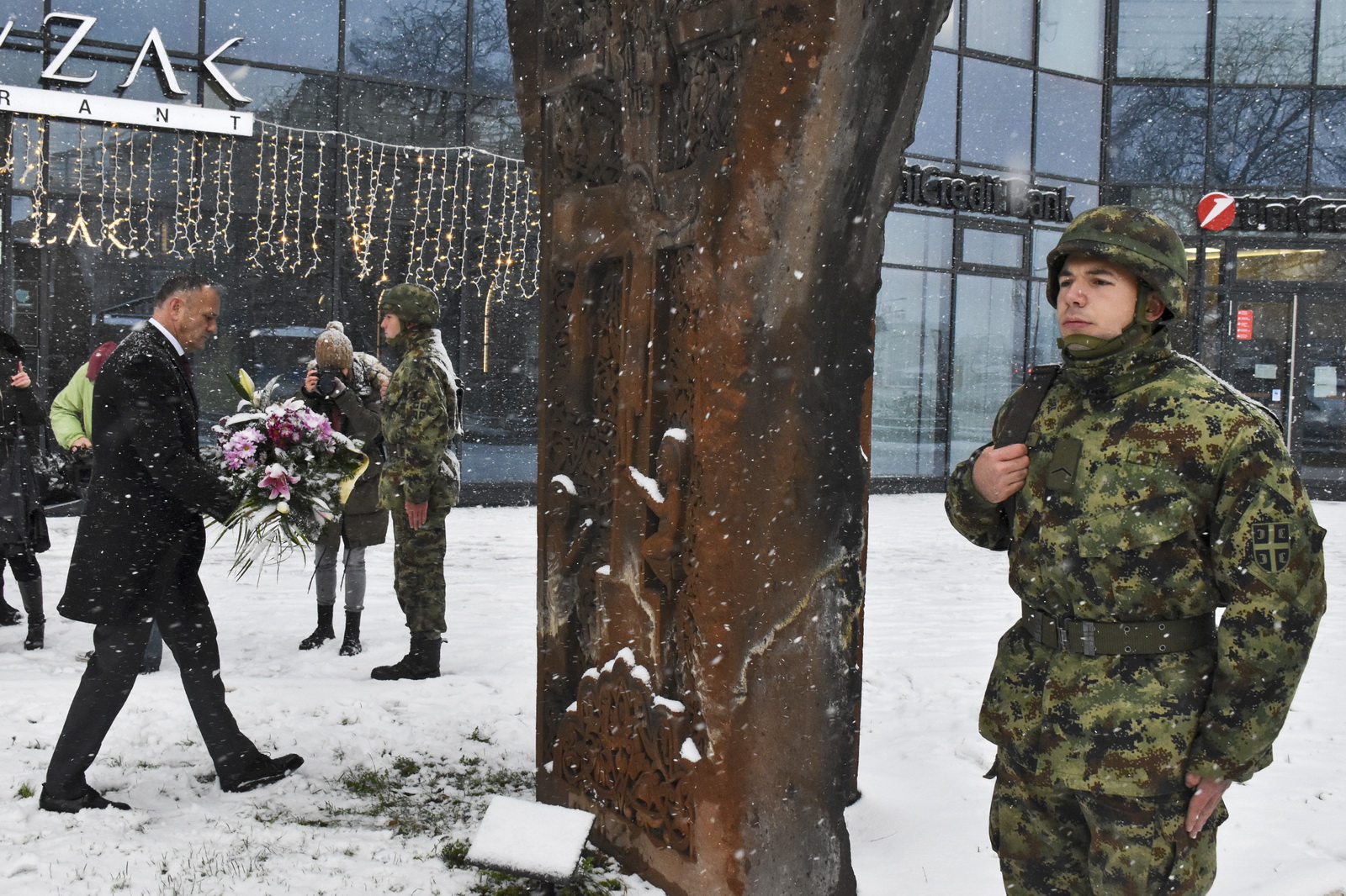 Потпредседник Ћурчић одао почаст пилотима страдалим у Јерменији