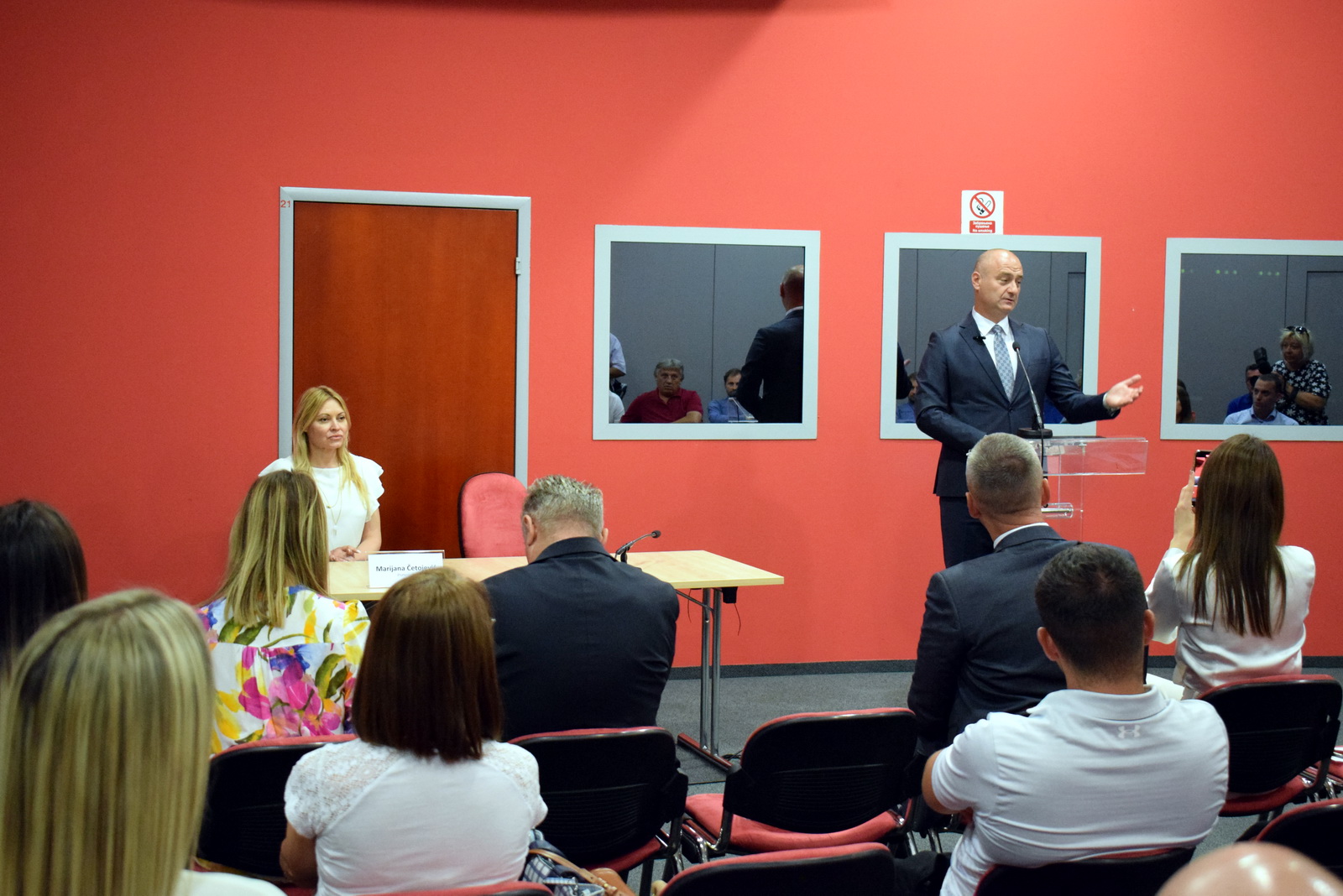 Иванишевић уручио уговоре подршке младима и почетницима у пословању