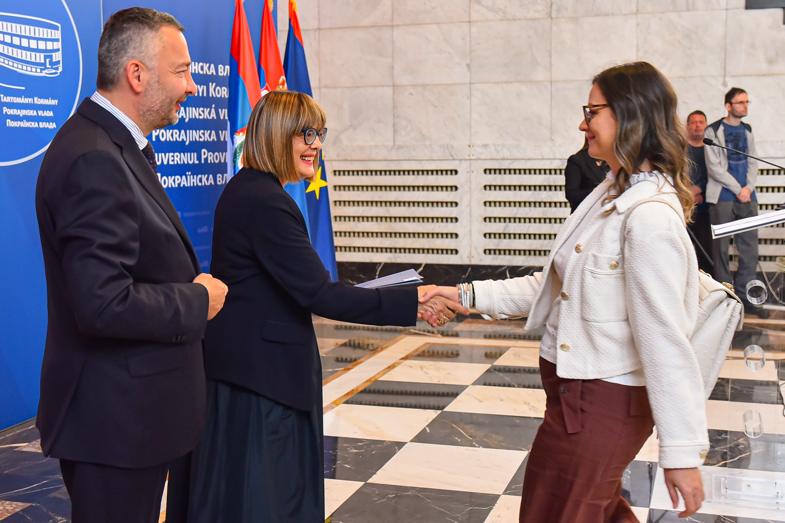 Председница Гојковић уручила уговоре за боље услове становања породицама са троје или четворо деце у Војводини